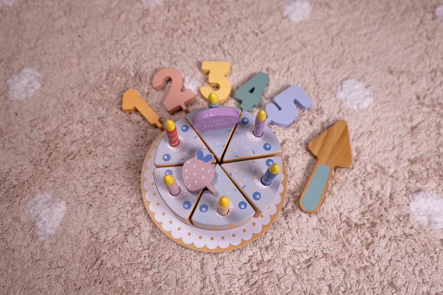 Houten verjaardagstaart met pastelkleuren, kaarsjes en cijfers – perfect rollenspel speelgoed voor kinderen vanaf 3 jaar.