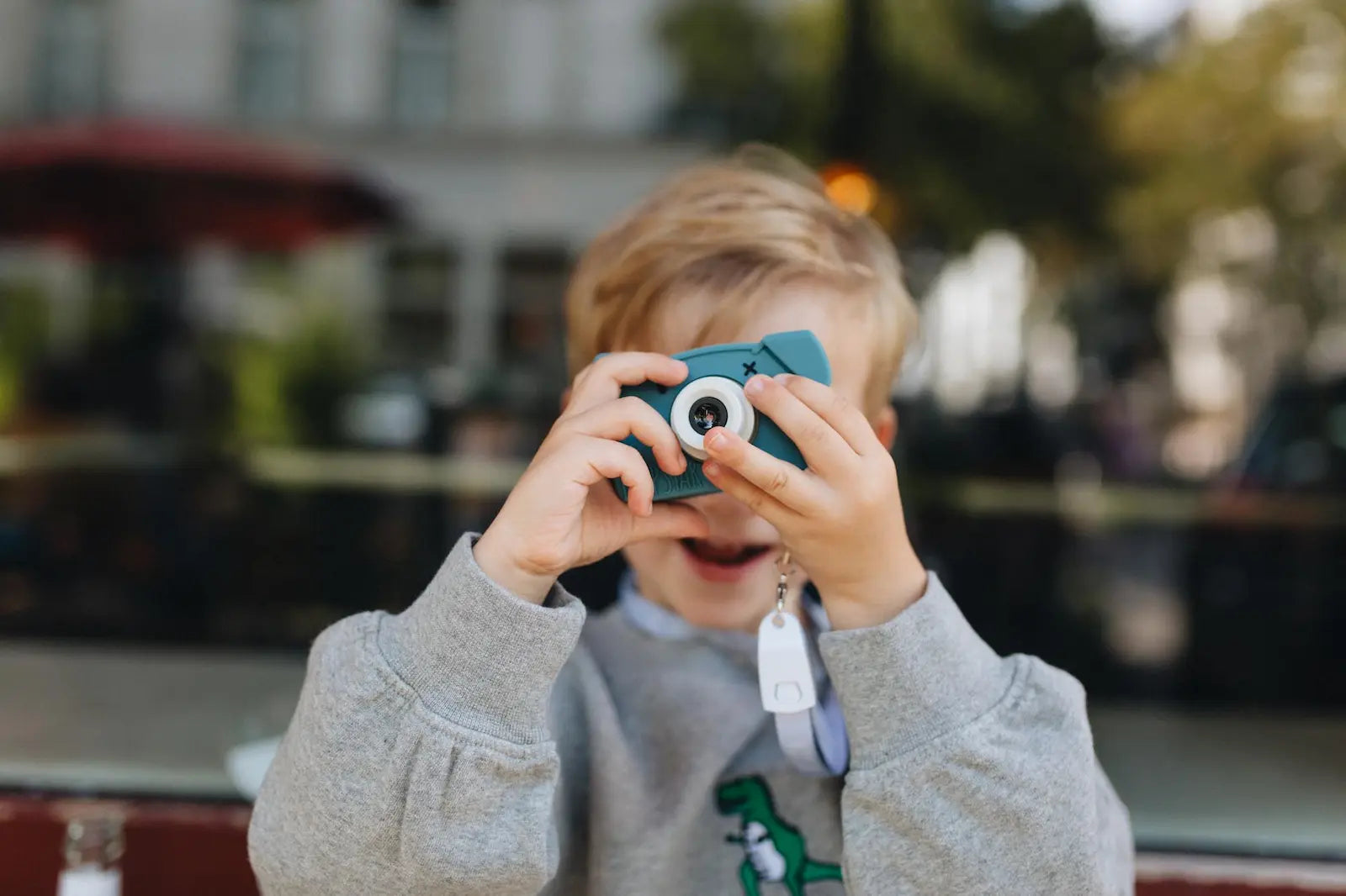 Jongen met speelgoedcamera van Hoppstar – ideaal voor fantasierijk spel en open ended speelgoed.