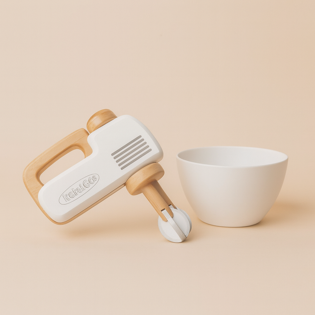 Witte houten handmixer van Mamamemo met draaiende gardes – keukenspeelgoed voor kinderen vanaf 3 jaar