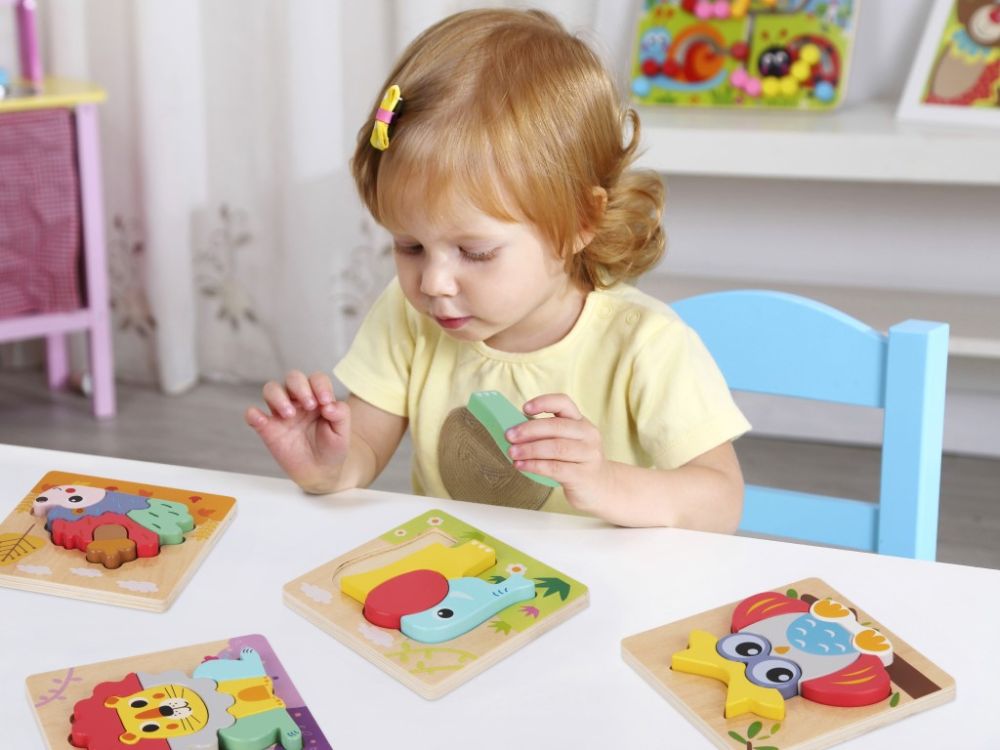 Educatieve speelbox 13–18 maanden – houten Montessori speelgoedset met puzzels, hamerbank, stapelbekers en boek over emoties