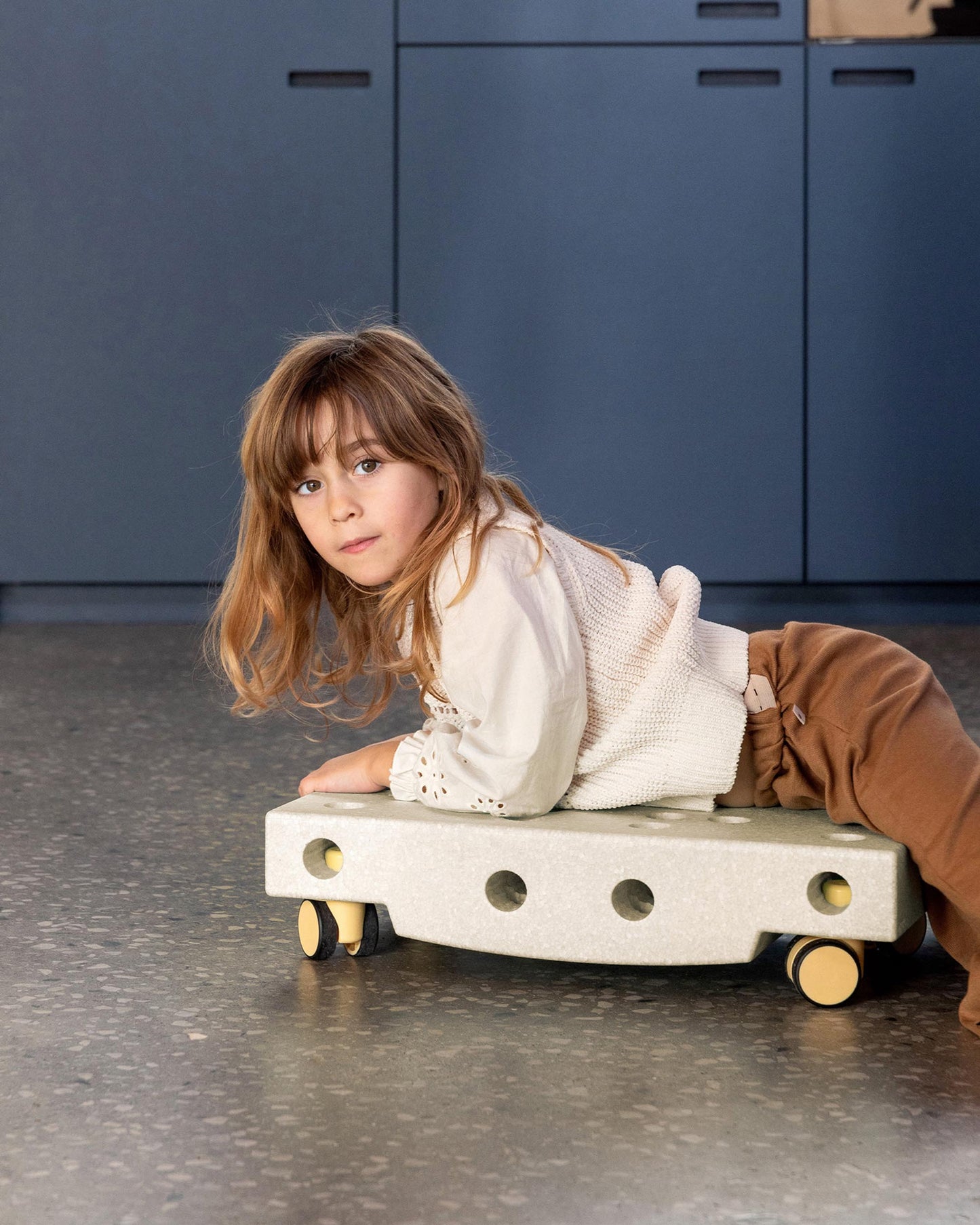 Peuter speelt binnenshuis met MODU Tiny Ride