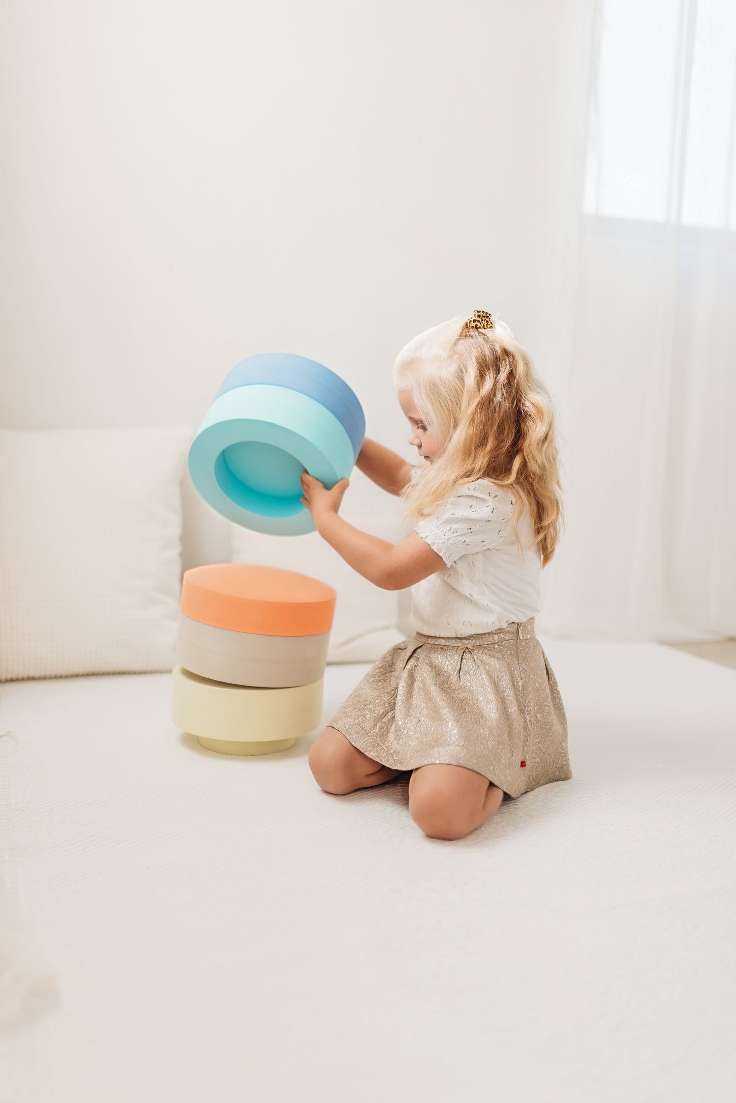 Rainbow chair open-ended speelobject dat fantasie, beweging en functionaliteit moeiteloos combineert