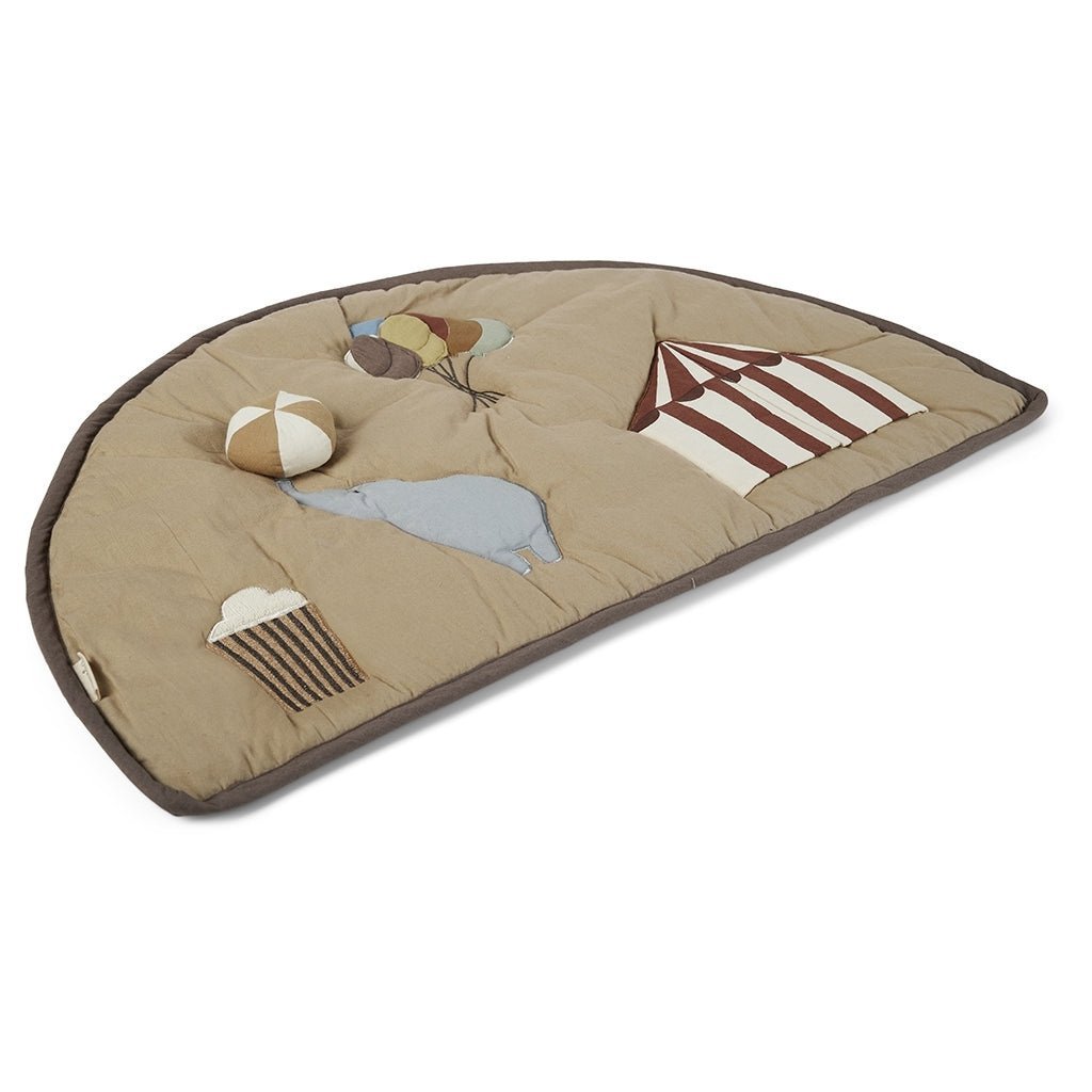 De Nuuroo Vilma speelkleed-Lichtbruin is een halfronde, beige activiteitenmat met bruine boorden, gestikte ontwerpen met circusthema's en zachte vulling om motoriek ontwikkeling te ondersteunen en een speelse, comfortabele ruimte voor je kind te bieden.