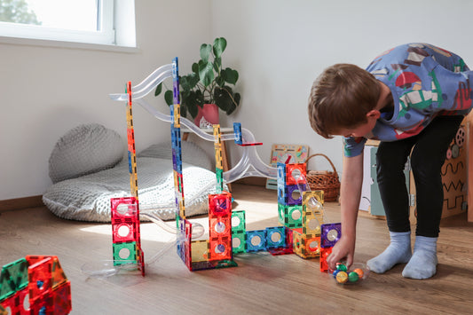 Logisch denken stimuleren bij kinderen van 5 tot 7 jaar – Zo ondersteun je hun brein volgens Montessori