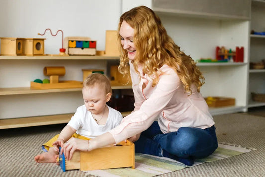 Ouder speelt met kind - montessori aanpak