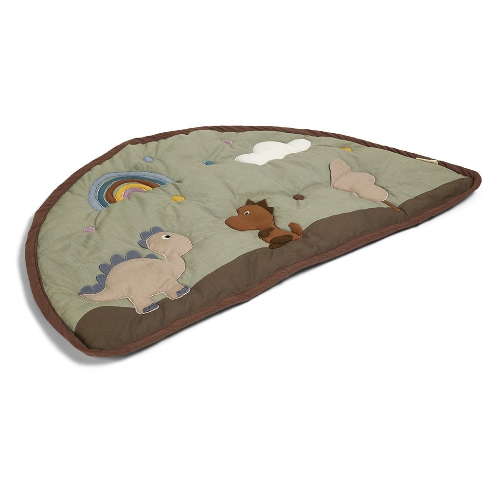 De Nuuroo Vilma speelmat is een zachte, halfronde speelmat gemaakt van biologisch katoen, met een groen oppervlak, bruine rand, gestikte dinosaurussen, een regenboog, wolken en kleurrijke details voor extra comfort en plezier.