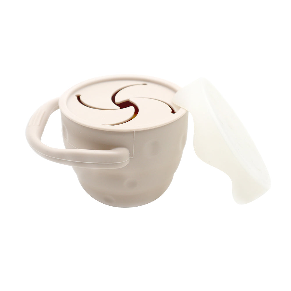 Beige siliconen snack cup met anti-mors deksel voor baby’s en peuters