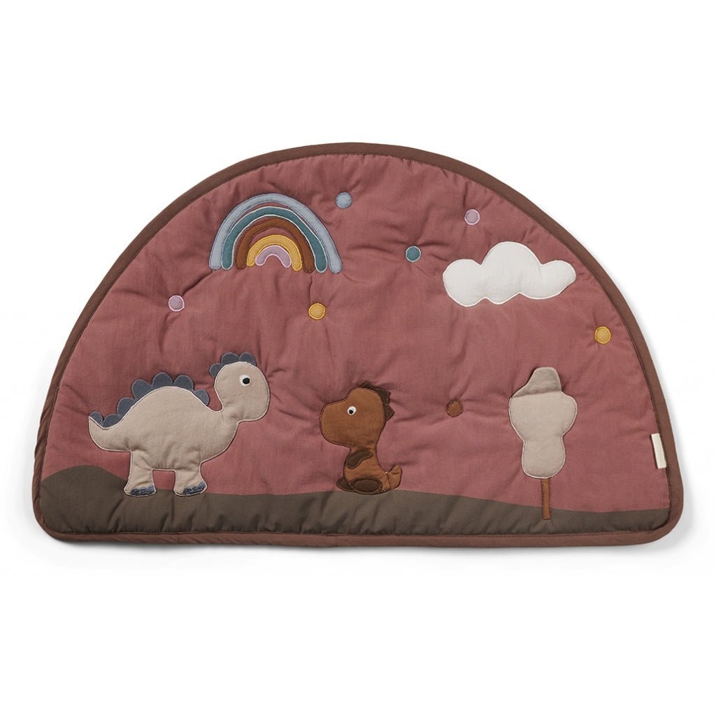 Het Vilma speelkleed van Nuuroo is een halfrond, roze-bruin gewatteerd speelkleed gemaakt van zacht biologisch katoen, met applicaties van twee dinosaurussen, een regenboog, wolken, kleine kleurrijke stippen en een boom.