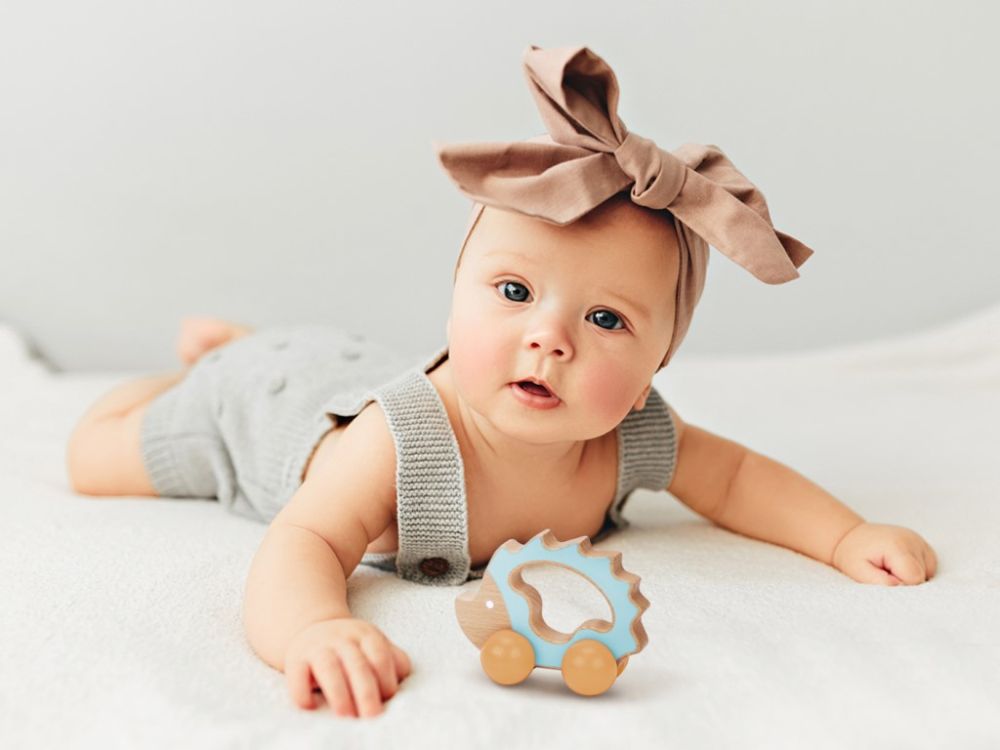 Educatieve speelbox voor baby’s 7–12 maanden – houten en zachte speelgoedset met rammelaar, puzzel, boekje en blokken