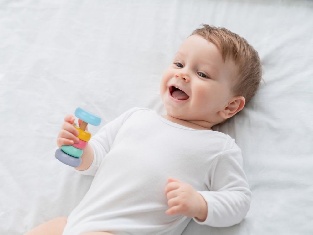 Educatieve speelbox voor baby’s 7–12 maanden – houten en zachte speelgoedset met rammelaar, puzzel, boekje en blokken