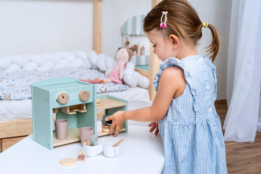 Espresso bediend door meisje 
