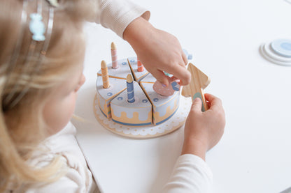 Houten verjaardagstaart met pastelkleuren, kaarsjes en cijfers – perfect rollenspel speelgoed voor kinderen vanaf 3 jaar.