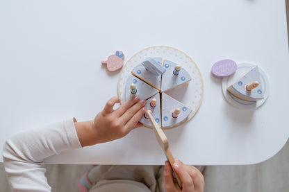 Houten verjaardagstaart met pastelkleuren, kaarsjes en cijfers – perfect rollenspel speelgoed voor kinderen vanaf 3 jaar.