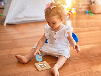 Educatieve speelbox voor baby’s 7–12 maanden – houten en zachte speelgoedset met rammelaar, puzzel, boekje en blokken