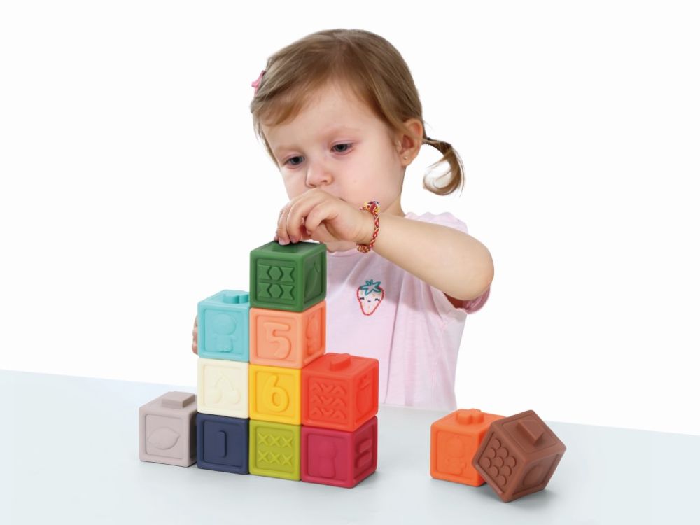 Educatieve speelbox voor baby’s 7–12 maanden – houten en zachte speelgoedset met rammelaar, puzzel, boekje en blokken