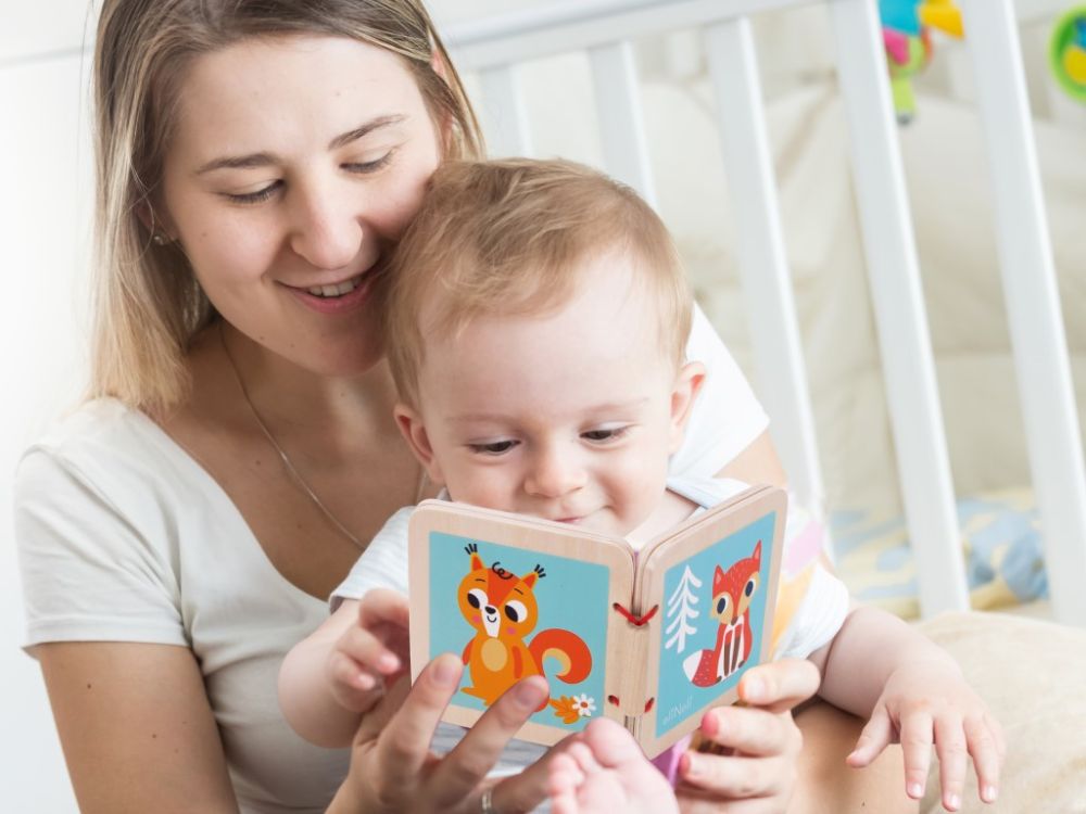 Educatieve speelbox voor baby’s 7–12 maanden – houten en zachte speelgoedset met rammelaar, puzzel, boekje en blokken