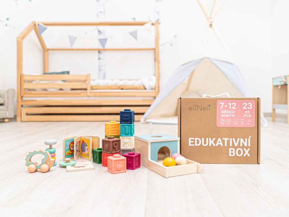 Educatieve speelbox voor baby’s 7–12 maanden – houten en zachte speelgoedset met rammelaar, puzzel, boekje en blokken