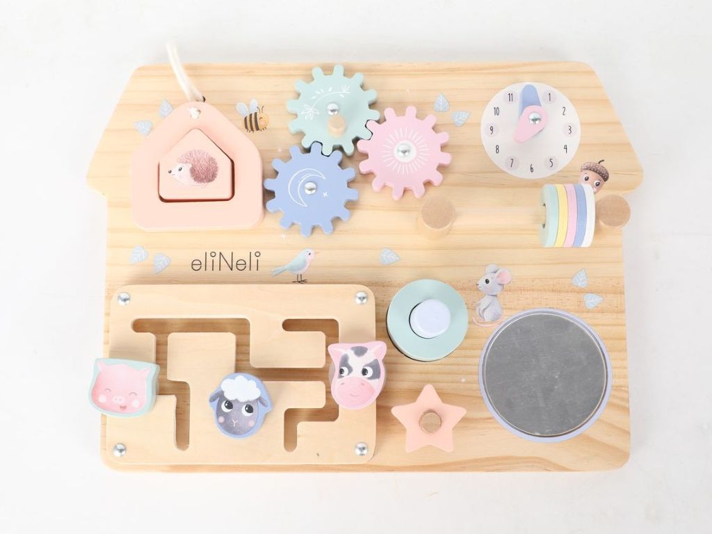 Houten activiteitenbord in huisvorm met boerderijdieren – Montessori speelgoed voor motoriek en vormherkenning.