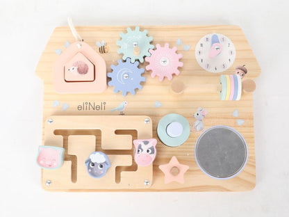 Houten activiteitenbord in huisvorm met boerderijdieren – Montessori speelgoed voor motoriek en vormherkenning.
