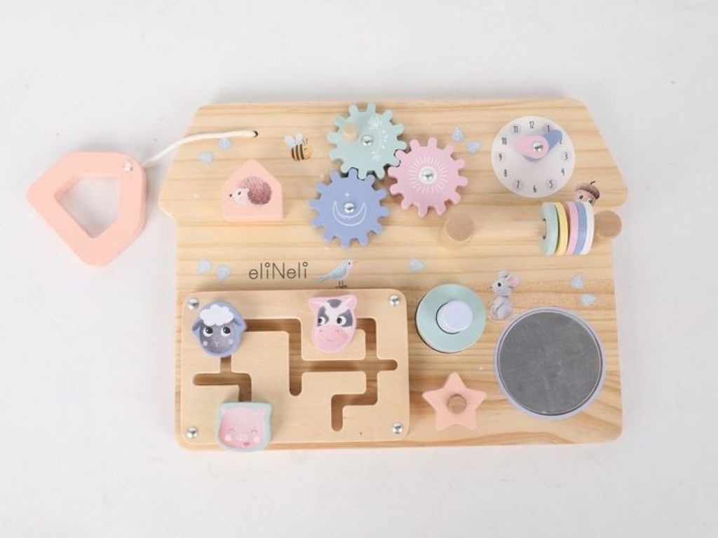 Houten activiteitenbord in huisvorm met boerderijdieren – Montessori speelgoed voor motoriek en vormherkenning.