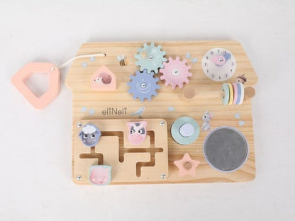 Houten activiteitenbord in huisvorm met boerderijdieren – Montessori speelgoed voor motoriek en vormherkenning.