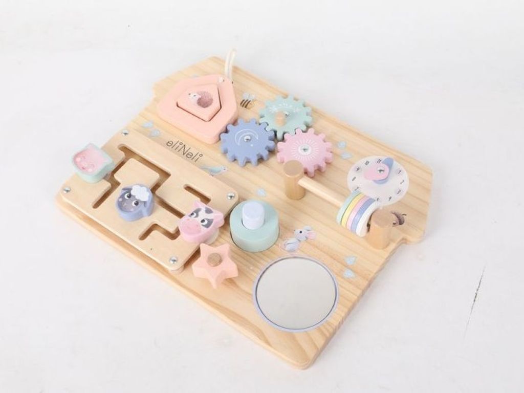 Houten activiteitenbord in huisvorm met boerderijdieren – Montessori speelgoed voor motoriek en vormherkenning.