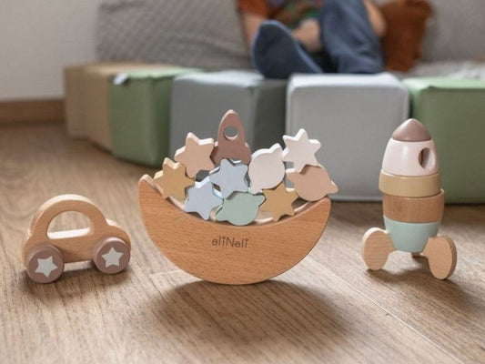 Volledige houten speelset met raket, auto en balansmaan in natuurlijke en pastelkleuren