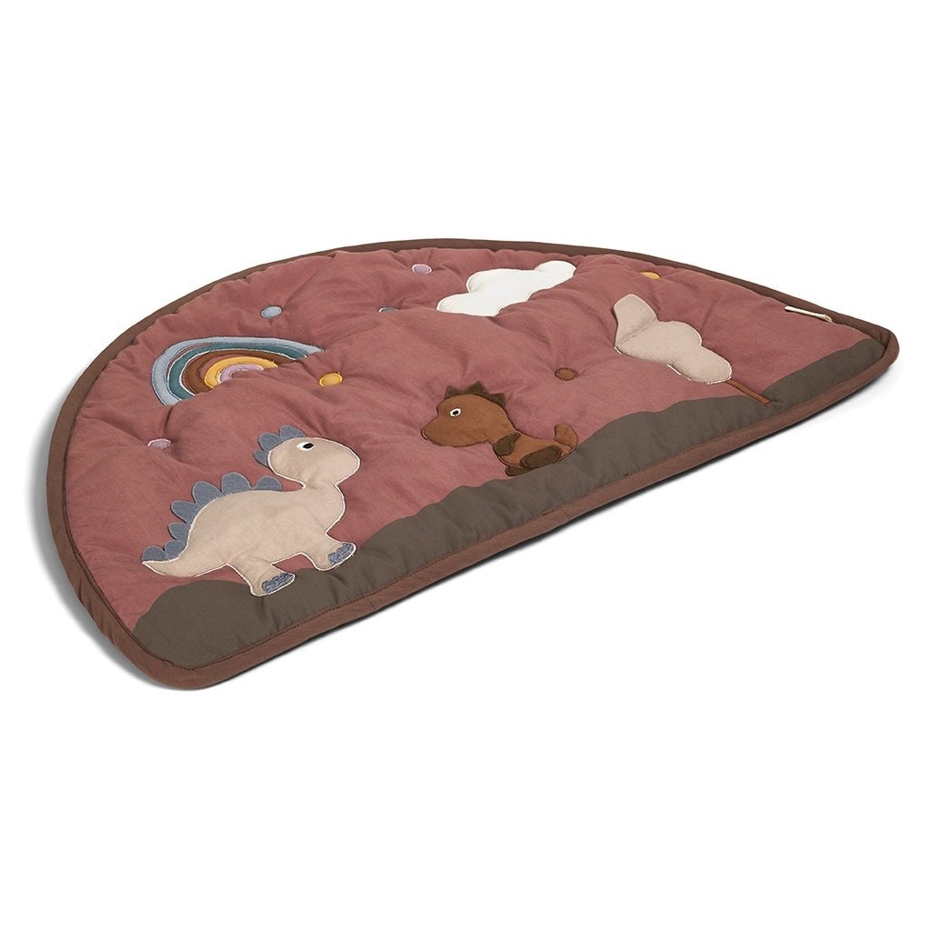 De Vilma speelmat van Nuuroo is een halfronde gewatteerde speelmat in mauve, met applicaties van een witte dinosaurus met blauwe stekels, een bruin paard, regenboog, wolken en een donkerbruine rand. Gemaakt van biologisch katoen voor zachtheid.
