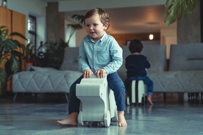 Jongen speelt op hippo - open-ended speelgoed. 